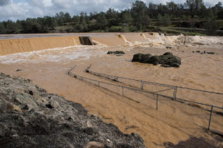 photo - Lake Oroville Spillway