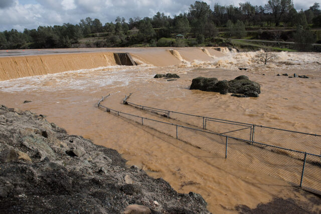 photo - Lake Oroville Spillway
